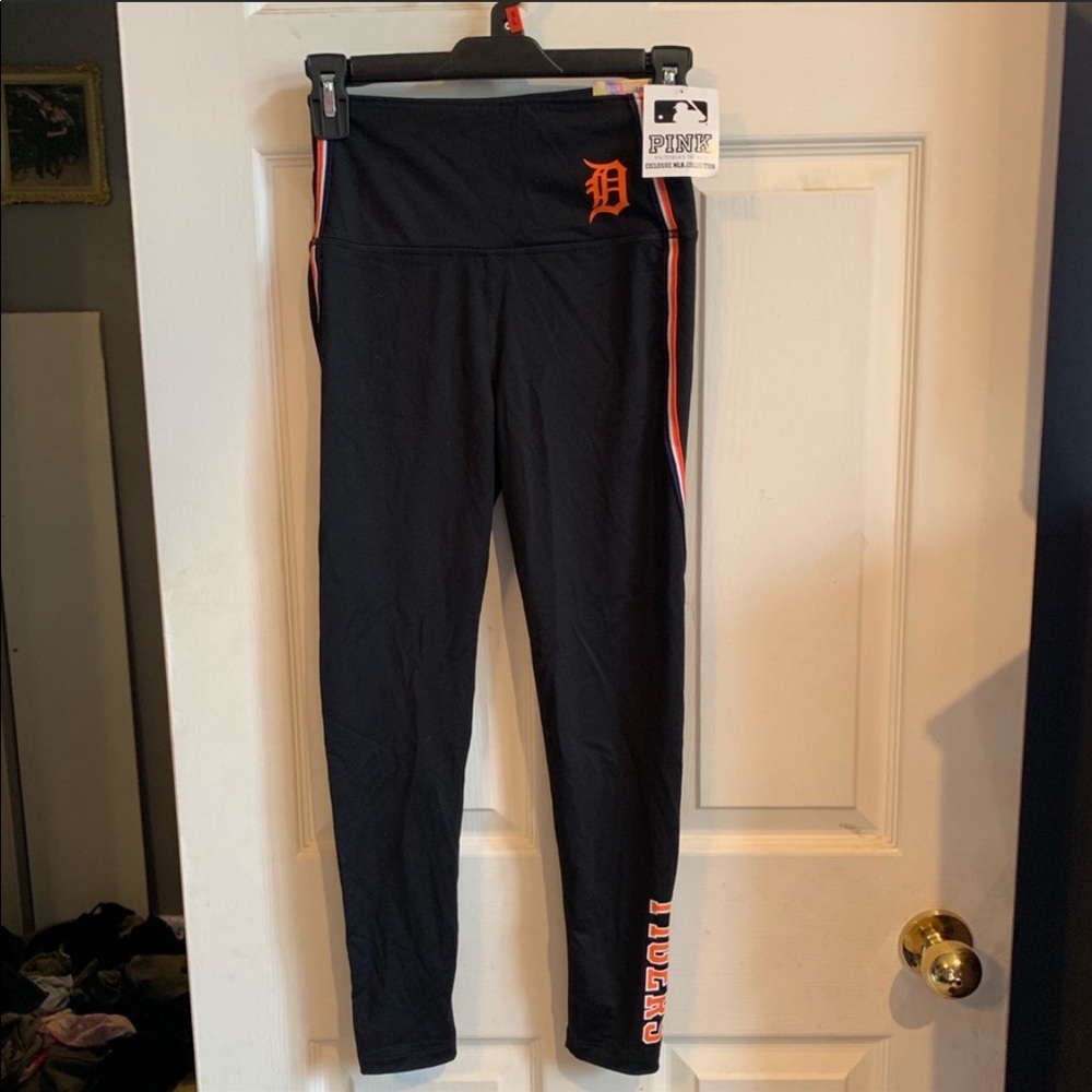 🆕 VSPink Detroit Tigers Pink Ultimate Yogas